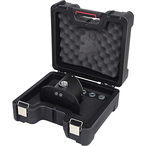 Schwarzer Koffer mit Werkzeug: Halterung, Schrauben. Deckel offen mit Schaumstoff. Details.